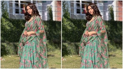 Aamna decked up in a green anarkali and teamed it with an organza dupatta. Aamna’s anarkali came intricately decorated in pink floral patterns. (Instagram/@aamnasharifofficial)