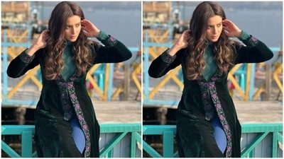 In oxidised jhumkas, nose pin and a statement ring, Aamna completed her look to perfection. (Instagram/@aamnasharifofficial)