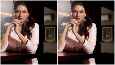 ‘Movement is medicine’: Bhagyashree demonstrates exercises for hip mobility (Instagram/@bhagyashree.online)