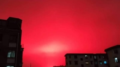According to local reports, the red colour of the sky was generated by the "refraction of the red light that was coming from a fishing boat harvesting Pacific saury." (Twitter/@PDLive2) According to local reports, the red colour of the sky was generated by the "refraction of the red light that was coming from a fishing boat harvesting Pacific saury." (Twitter/@PDLive2)