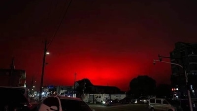 According to Chinese media reports, the Zhoushan Meteorological Bureau said, “it was foggy and cloudy in Zhoushan on Saturday and it was drizzling at the time of the red sky, which might have been caused by the reflection of light from the low-level clouds.” (Twitter/@PDLive2) According to Chinese media reports, the Zhoushan Meteorological Bureau said, “it was foggy and cloudy in Zhoushan on Saturday and it was drizzling at the time of the red sky, which might have been caused by the reflection of light from the low-level clouds.” (Twitter/@PDLive2)