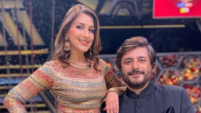 Sonali Bendre was also seen striking a pose with her husband Goldie Behl on the sets of DID Li'll Masters. (Instagram/@iamsonalibendre) Sonali Bendre was also seen striking a pose with her husband Goldie Behl on the sets of DID Li'll Masters. (Instagram/@iamsonalibendre)
