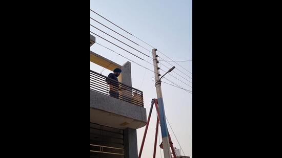 An official of the enforcement wing of the Punjab State Power Corporation Limited (PSPCL) carrying out a raid to catch power violators in Ludhiana on Wednesday. (HT Photo)