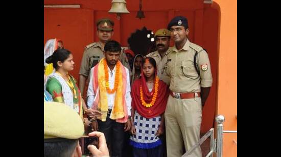 Newly married couple after marriage solemnised with the help of police personnel at Ghoorpur in Prayagraj. (HT Photo)
