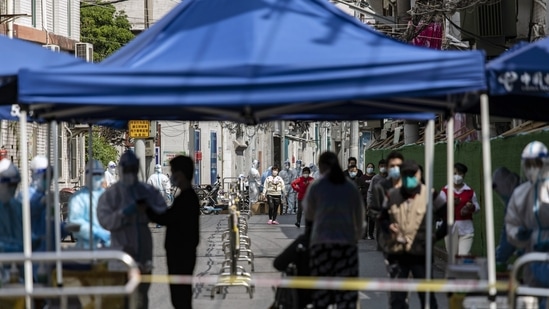 Residents line up for a round of Covid-19 testing in a neighborhood during a lockdown due to Covid-19 in Shanghai.(Bloomberg file photo)