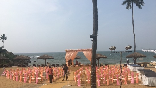 4. Kerala - Kerala is India's most gorgeous summer wedding location. It is one of the most popular wedding destinations in the world, thanks to its tranquil backwaters and beautiful coastline. While your lavish wedding might be held in Alleppey, you can also exchange vows at Kovalam, where your guests would be delighted to extend their vacation. Both sites provide breathtaking resorts and beautiful scenery, ensuring that your wedding will be one to remember.&nbsp;(Twitter/movinj)