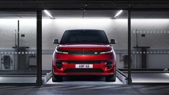 Der 2023 Range Rover Sport mag ein SUV sein, und obwohl er die wesentlichen visuellen Hinweise des Range Rover aufnimmt, erhält er ein ansprechenderes Gesicht, eine ansprechendere Seite und ein ansprechenderes Heck.