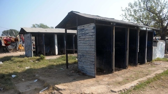 The NFHS report showed that the percentage of Indian households practising open defecation decreased from 39 per cent in 2015-2016 to 19.4 per cent in 2019-2021. (Ravi Kumar/HT)