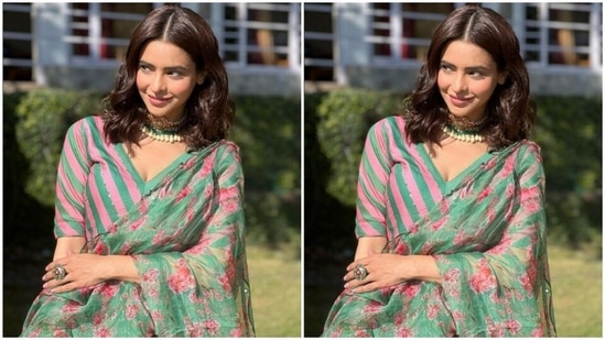 Aamna played muse to fashion designer house Drzya by Ridhiiee Suuri and picked a green and pink ethnic ensemble.(Instagram/@aamnasharifofficial)