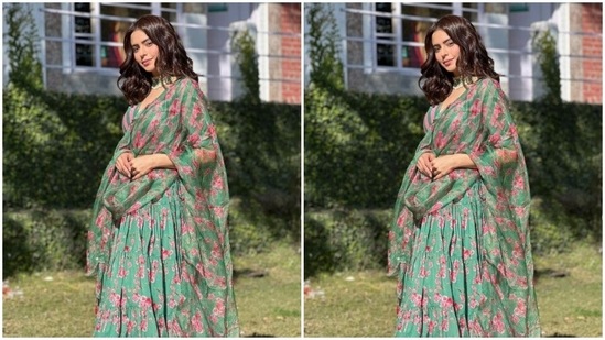 Aamna decked up in a green anarkali and teamed it with an organza dupatta. Aamna’s anarkali came intricately decorated in pink floral patterns.(Instagram/@aamnasharifofficial)
