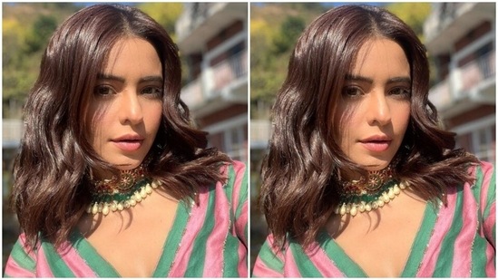 In a green and white pearl choker, Aamna completed her look. In nude eyeshadow, contoured cheeks and a shade of nude lipstick, Aamna showed us how it is done.(Instagram/@aamnasharifofficial)