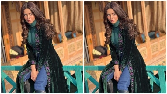 Aamna’s well-dressed diaries are a treat for sore eyes. A few days back, Aamna looked ravishing in a green turtleneck top, a green velvet long shrug decorated in floral patterns at the borders and a pair of denims.(Instagram/@aamnasharifofficial)