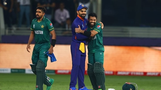 Virat Kohli hugs Mohammad Rizwan as Babar Azam watches in T20 World Cup 2021 (Getty)