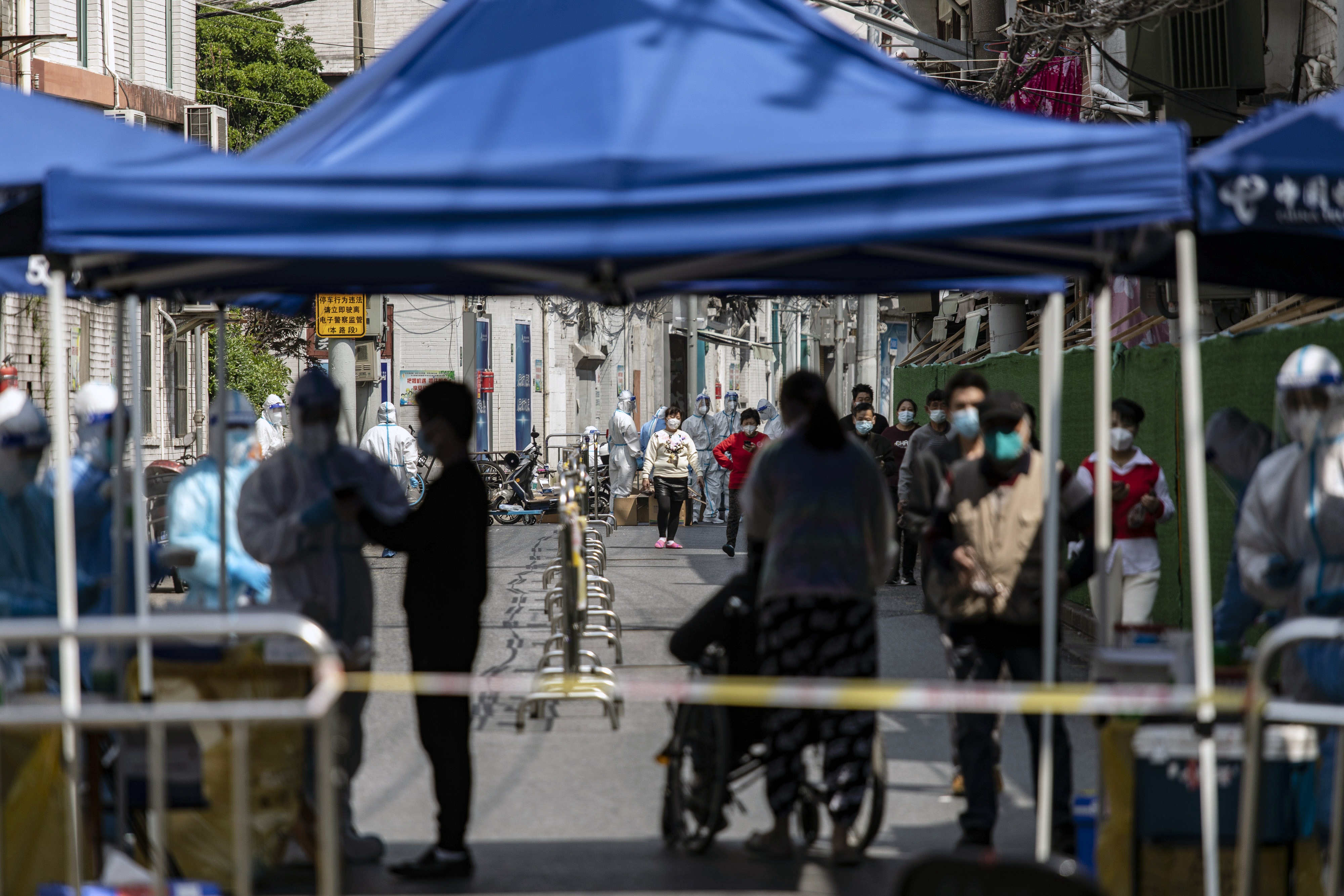 Residents line up for a round of Covid-19 testing in a neighborhood during a lockdown due to Covid-19 in Shanghai. (Bloomberg file photo)
