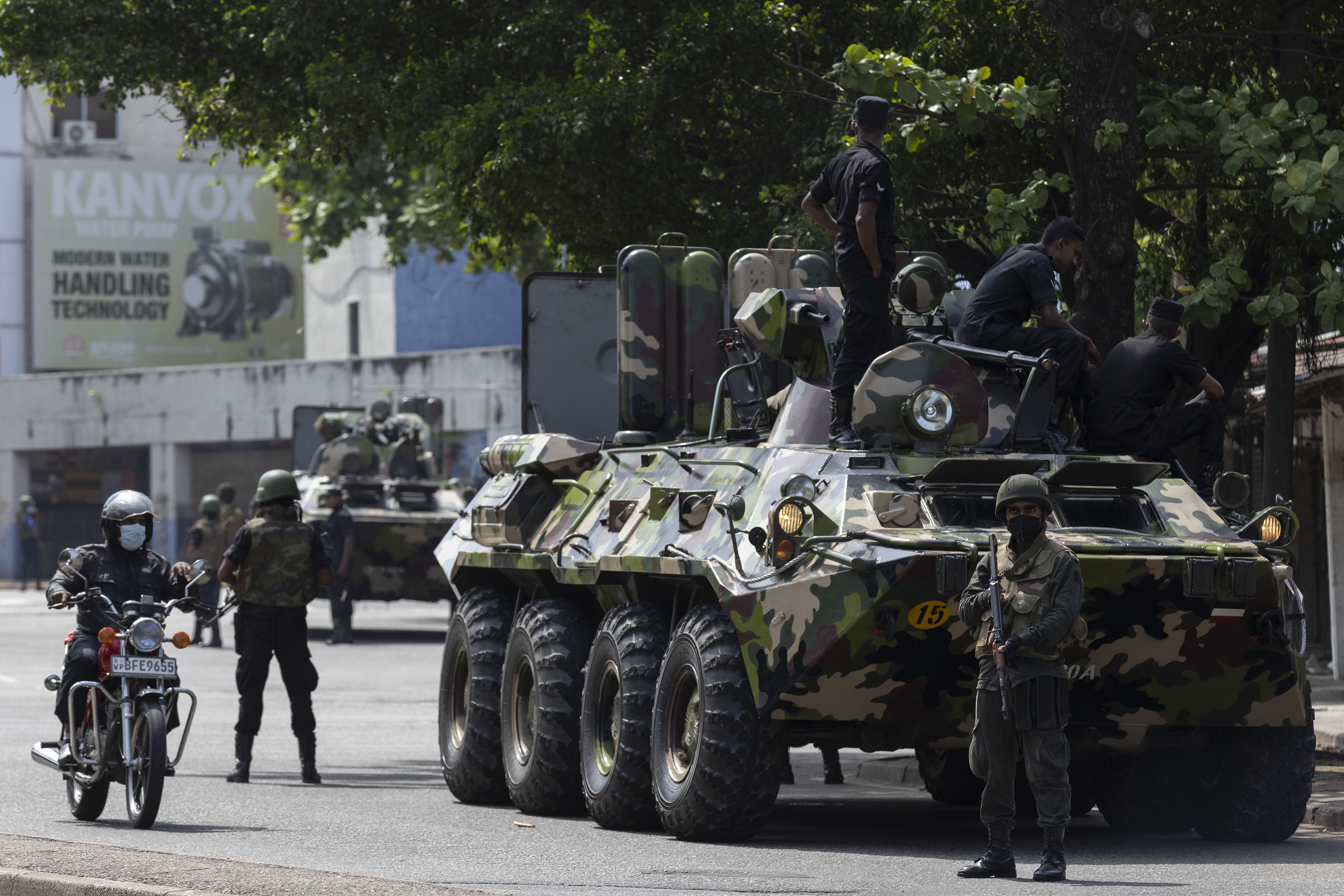 Sri Lankan army officers on patrol during a curfew in Colombo, Sri Lanka, on Wednesday, May 11, 2022. (Bloomberg) Sri Lankan army officers on patrol during a curfew in Colombo, Sri Lanka, on Wednesday, May 11, 2022. (Bloomberg)