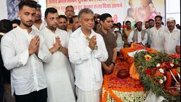 Veteran Congress leader Sukh Ram’s grandsons Ayush Sharma and Ashray Sharma, and son Anil Sharma paying their last tributes to him, in Mandi on Thursday. (Birbal Sharma /Hindustan Times)