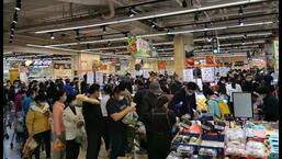 Shoppers at a supermarket in Beijing, China, on Thursday. (Bloomberg)