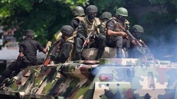 Colombo : Sri Lanka's defense ministry ordered security forces on Tuesday to shoot anyone causing injury to people or property to contain widespread arson and mob violence targeting government supporters.&nbsp;