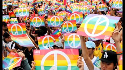 Same-sex marriage supporters take part in a lesbian, gay, bisexual and transgender (LGBT) pride parade after losing in the marriage equality referendum, in Kaohsiung, Taiwan November 25, 2018. REUTERS/Tyrone Siu TPX IMAGES OF THE DAY (REUTERS)