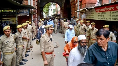 Security personnel outside the court during hearing of the Gyanvapi mosque survey case, in Varanasi on Tuesday. (PTI) (HT_PRINT) Security personnel outside the court during hearing of the Gyanvapi mosque survey case, in Varanasi on Tuesday. (PTI) (HT_PRINT)