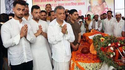 Veteran Congress leader Sukh Ram’s grandsons Ayush Sharma and Ashray Sharma, and son Anil Sharma paying their last tributes to him, in Mandi on Thursday. (Birbal Sharma /Hindustan Times)