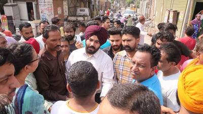 EWS Colony residents during protest over water scarcity in their area in Ludhiana on May 12, 2022. (Harvinder Singh/HT)