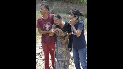 Locals found the victim, Navneet Kumar, 26, of Dhandhra, lying dead in the plot in Ludhiana with blood oozing from his eyes and mouth, and alerted the police. A syringe was found near the body. His auto-rickshaw was found abandoned near Jain Temple. (Harvinder Singh/HT)