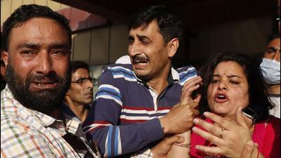 Family members of the slain Kashmiri Pandit grieve outside a hospital in Srinagar on Thursday. (Waseem Andrabi/HT) Family members of the slain Kashmiri Pandit grieve outside a hospital in Srinagar on Thursday. (Waseem Andrabi/HT)