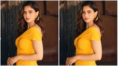 Assisted by makeup artist Mukesh Patil, Aamna opted for a minimal makeup look. In nude eyeshadow, mascara-laden eyelashes, contoured cheeks and a shade of nude lipstick, Aamna looked fashion ready. (Instagram/@aamnasharifofficial)