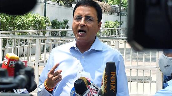 Kongresssprecher Randeep Surjewala interagiert mit Medienvertretern in Neu-Delhi.  (ANI-Foto)