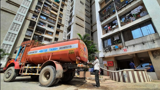 A housing society in Thane calling for water tankers to compensate for the inadequate water supply. Thane residents have been receiving less water than what is allotted to them by the civic body. (PRAFUL GANGURDE/HT PHOTO)