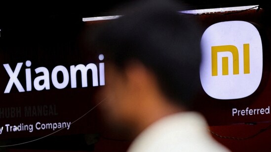 Ein Mann geht an einem Logo von Xiaomi, einem chinesischen Hersteller von Unterhaltungselektronik, vor einem Geschäft in Mumbai, Indien, vorbei, 11. Mai 2022. REUTERS/Francis Mascarenhas/File Photo(REUTERS)