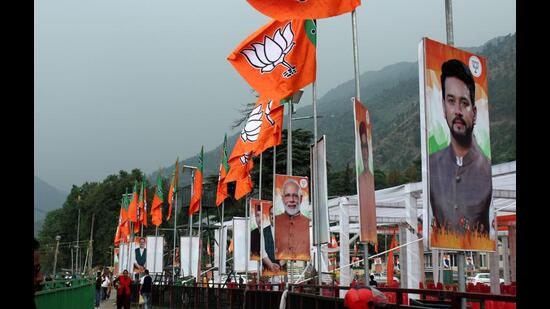 Preparations underway for BJP national president JP Nadda’s public meeting in Kullu, on Thursday. (Aqil Khan /Hindustan Times)