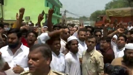 Protests at Delhi's Madanpur Khadar ahead of anti-encroachment drive (ANI)