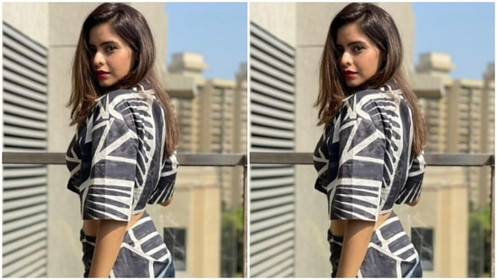 Aamna paired a blue and white cropped shirt with a short cotton skirt of the same print. She completed her look with a sleek gold chain.(Instagram/@aamnasharifofficial)