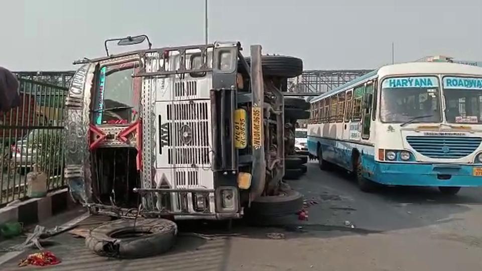 Gurugram, India-May 12: A truck overturned on the Delhi-Jaipur highway in Narsinghpur village near the foot-over bridge, in Gurugram, India, on Thursday, 12 May 2022. (Photo by Parveen Kumar/Hindustan Times)(Pic to go with Kartik Kumar's Story) Gurugram, India-May 12: A truck overturned on the Delhi-Jaipur highway in Narsinghpur village near the foot-over bridge, in Gurugram, India, on Thursday, 12 May 2022. (Photo by Parveen Kumar/Hindustan Times)(Pic to go with Kartik Kumar's Story)