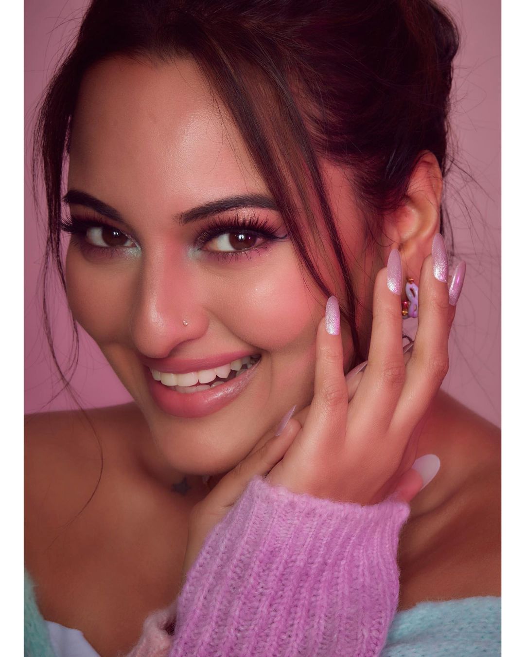 Sonakshi Sinha shares new pic.