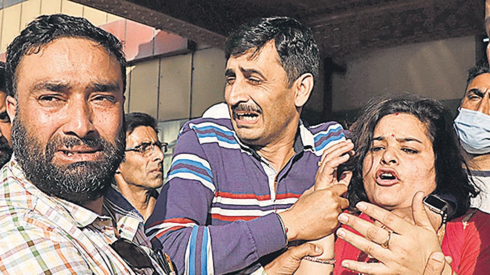 Family members and relatives of Rahul Bhat mourn at a hospital in Srinagar on Thursday. (Waseem Andrabi/HT photo) Family members and relatives of Rahul Bhat mourn at a hospital in Srinagar on Thursday. (Waseem Andrabi/HT photo)