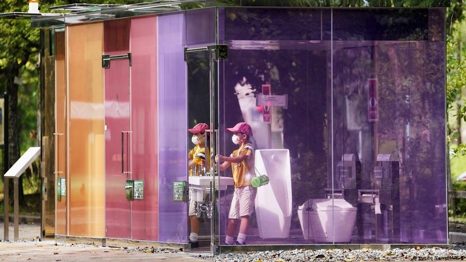 The cubicles are transparent — until they are occupied (Kyodo News/IMAGO)