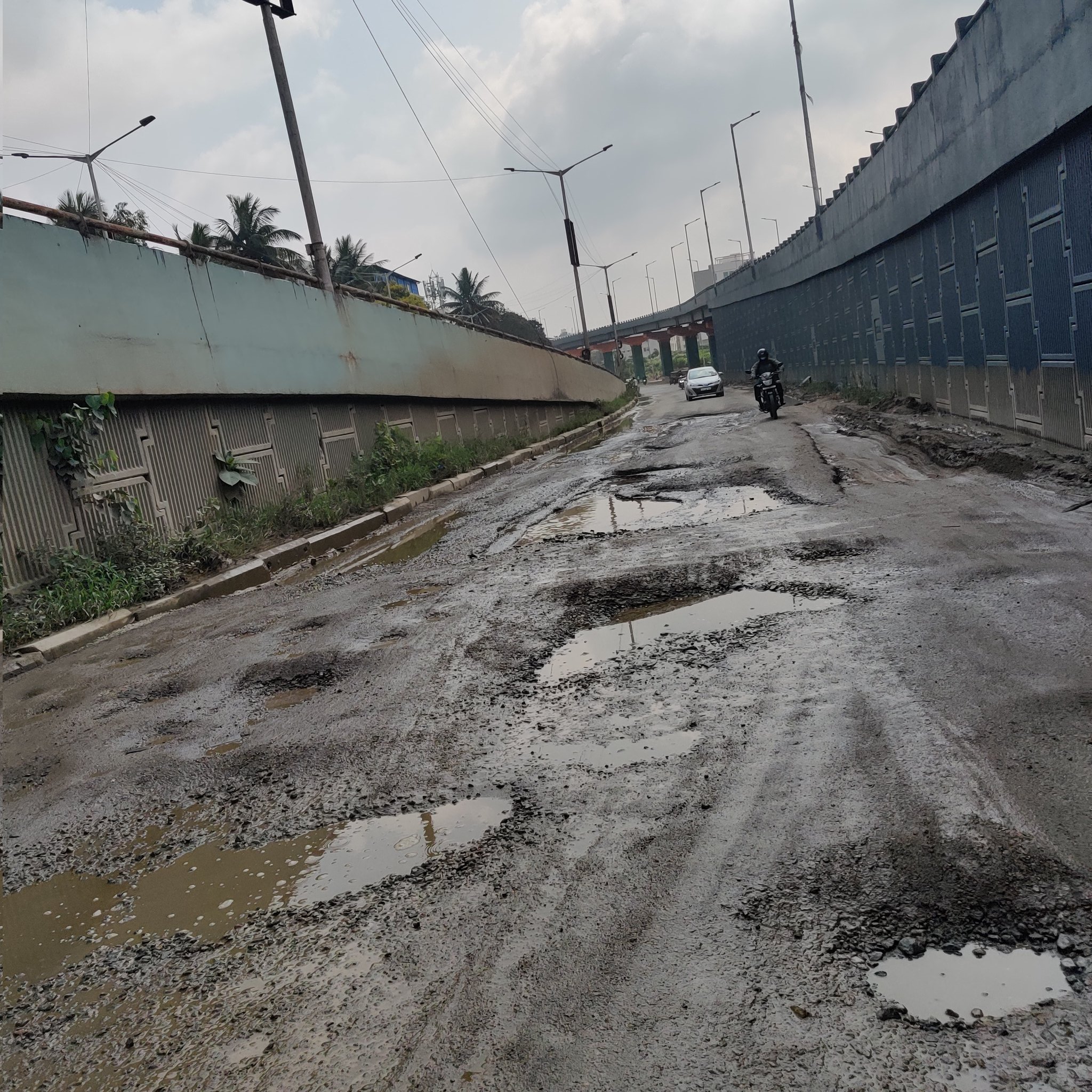 Potholes turn deadlier than ever before amid heavy showers in Bengaluru. (Source: Shruti Agrawal/Twitter)
