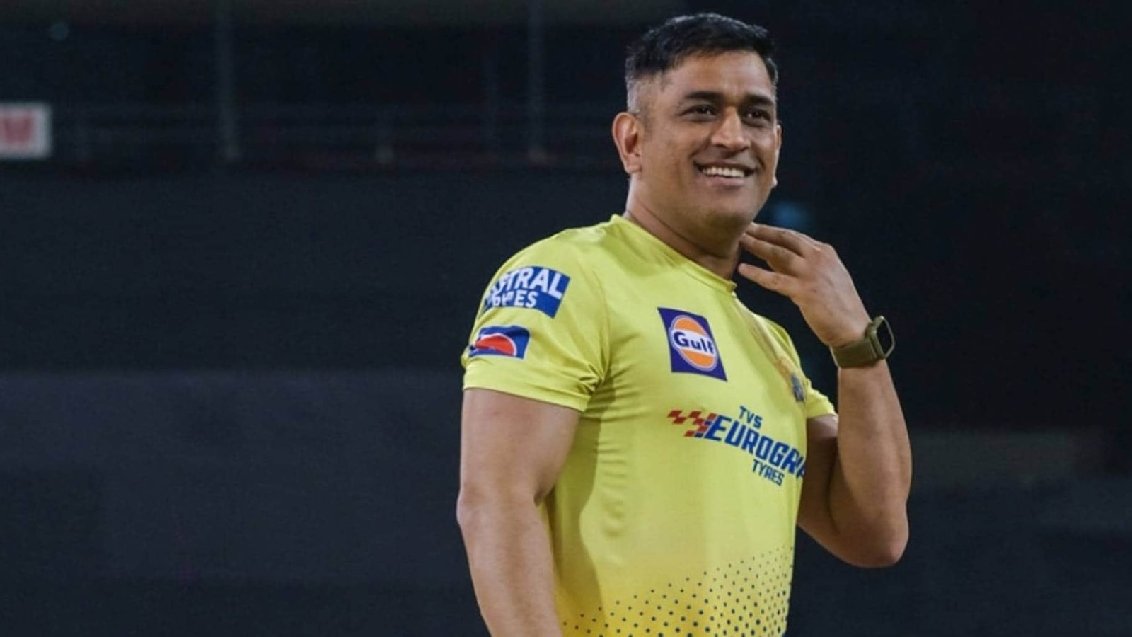 MS Dhoni wins hearts with special gesture towards MI players, support staff