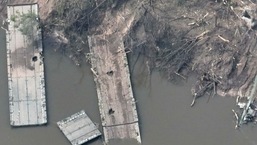 Nesta foto fornecida pelas Forças Armadas da Ucrânia, um pontão arruinado com dezenas de veículos blindados russos destruídos ou danificados em ambas as margens do rio Siverskyi Donets depois que suas pontes flutuantes foram explodidas no leste da Ucrânia.  (Forças Armadas da Ucrânia via AP)