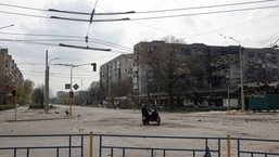 FOTO DE ARQUIVO: Moradores locais andam de motocicleta por uma rua vazia com prédios residenciais danificados por um ataque militar, enquanto o ataque da Rússia à Ucrânia continua, em Sievierodonetsk, região de Luhansk. 