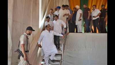 BJP state president Ashwani Sharma and other officials inspecting the venue where BJP national chief JP Nadda will address a rally on Friday. (Harvinder Singh/HT)