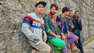 Kunal Kemmu shares picture from his Europe trip, also featuring Shahid Kapoor and Ishaan Khatter.