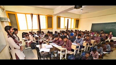 Students managing a jampacked classroom at Government High School, Gaispiura, Ludhiana. (Gurpreet Singh/HT) Students managing a jampacked classroom at Government High School, Gaispiura, Ludhiana. (Gurpreet Singh/HT)