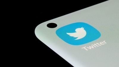 Twitter senior executives head to exit; hirings halt as Musk buy looms (REUTERS)