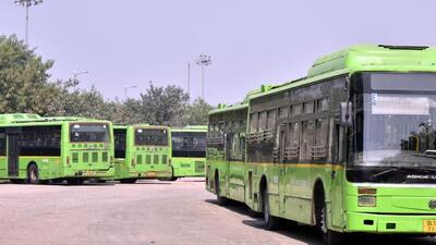 This month, at least 100 e-buses in Delhi are likely to be rolled out in two batches of 50 each, senior transport officials said. (Sonu Mehta/HT Archive) This month, at least 100 e-buses in Delhi are likely to be rolled out in two batches of 50 each, senior transport officials said. (Sonu Mehta/HT Archive)