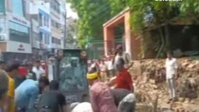 An eyewitness said people were standing near the court’s boundary wall to have breakfast and tea when the incident took place. (Video grab) An eyewitness said people were standing near the court’s boundary wall to have breakfast and tea when the incident took place. (Video grab)