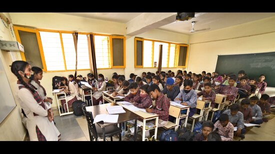 Students managing a jampacked classroom at Government High School, Gaispiura, Ludhiana. (Gurpreet Singh/HT)